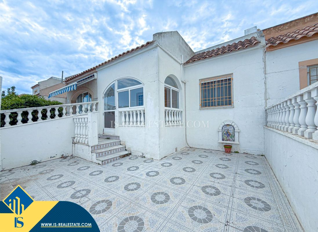 Exterior view of House or chalet for sale in Torrevieja  with Air Conditioner, Heating and Private garden