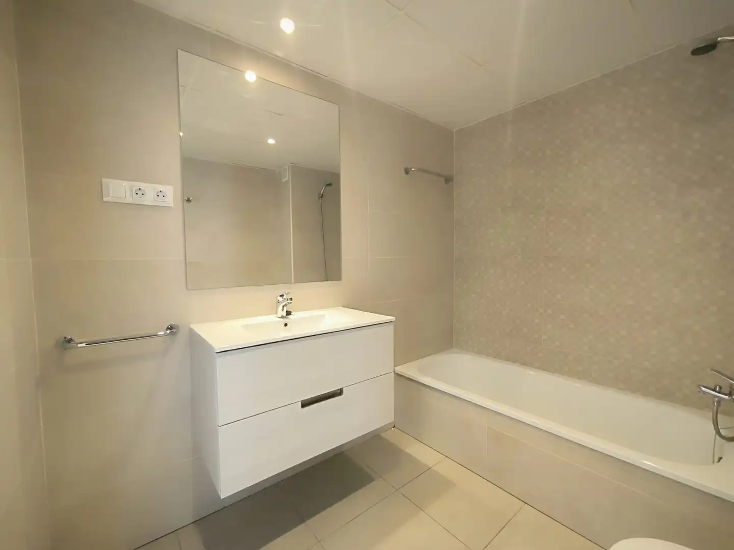 Bathroom of Attic for rent in Marbella  with Air Conditioner, Terrace and Swimming Pool