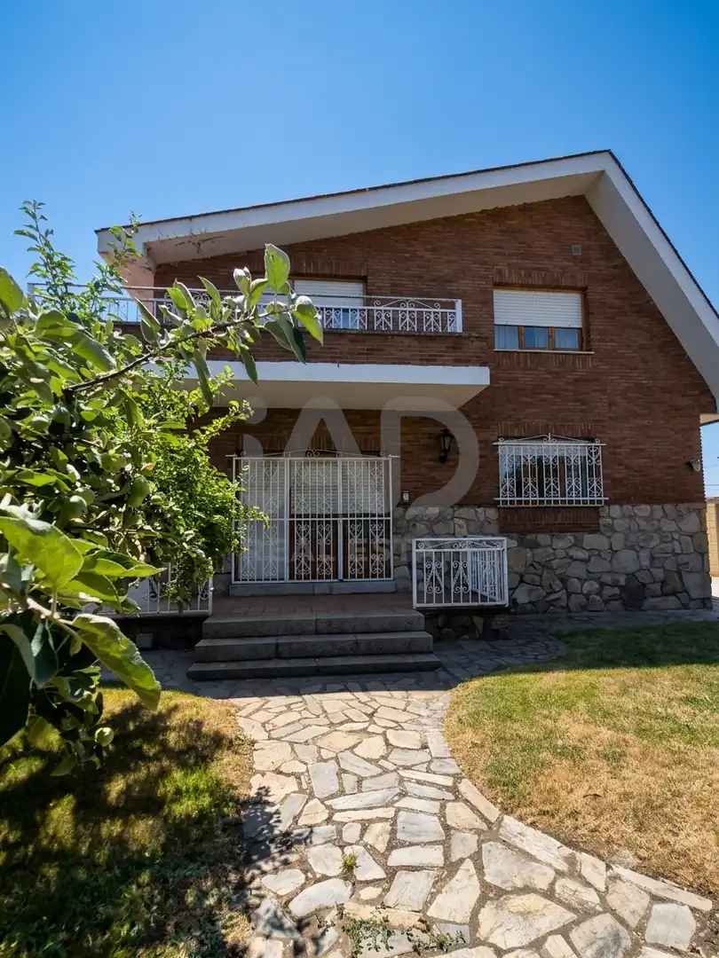 Exterior view of Houses for sale in Chozas de Abajo  with Heating and Swimming Pool
