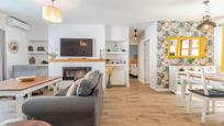 Sala d'estar de Casa o xalet en venda en Pinos Genil amb Aire condicionat, Terrassa i Piscina