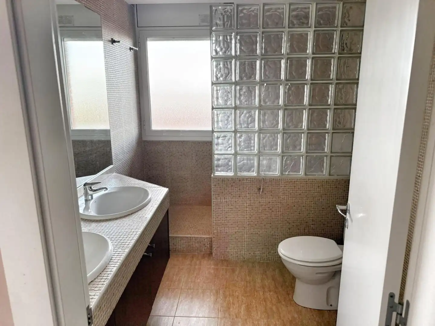 Badezimmer von Einfamilien-Reihenhaus zum Verkauf in Sant Vicenç de Montalt mit Heizung, Privatgarten und Schwimmbad