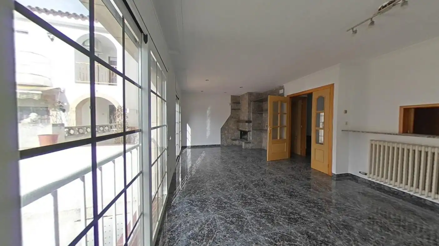Casa adosada en venta en Girona Capital con Calefacción y Piscina