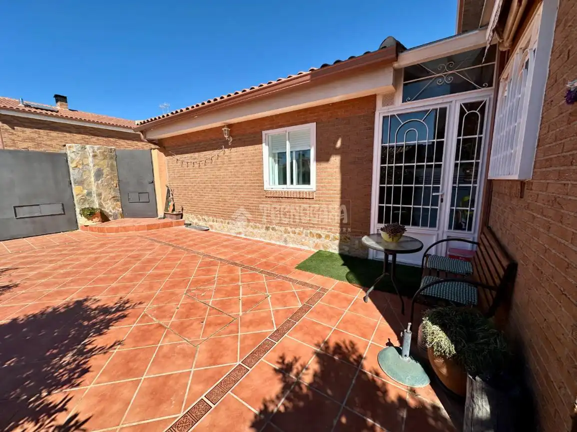Vista exterior de Casa adosada en venta en Pioz con Aire acondicionado y Calefacción