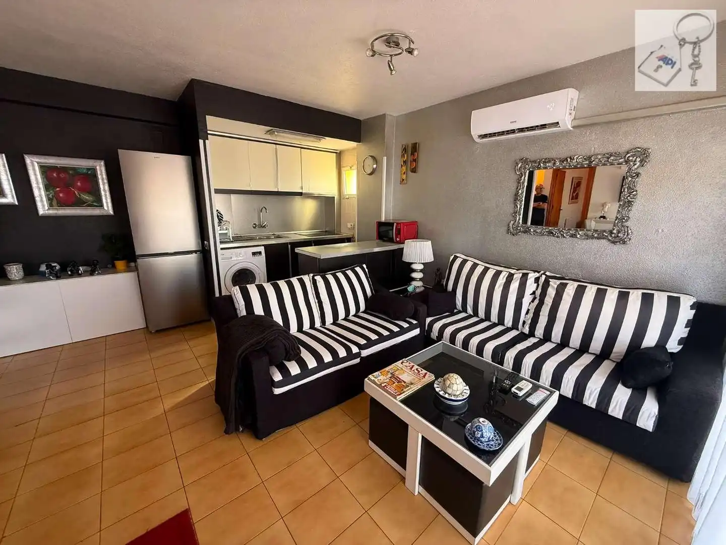 Sala d'estar de Apartament en venda en Torrevieja amb Aire condicionat, Terrassa i Moblat