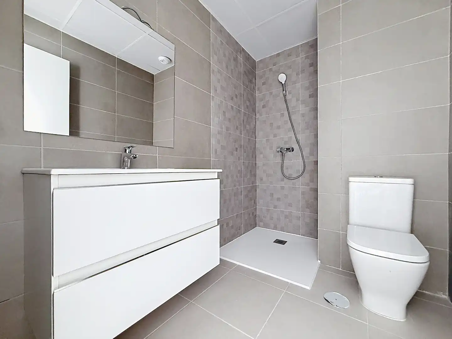 Baño de Piso de alquiler en Cártama con Aire acondicionado, Terraza y Piscina comunitaria