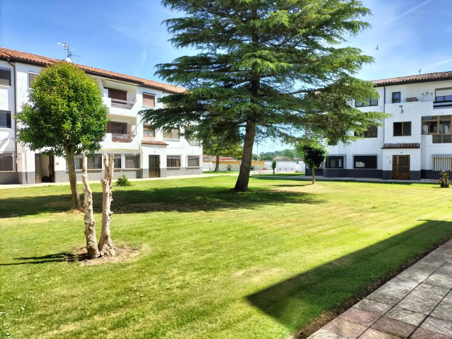 Vista exterior de Pis en venda en Villada amb Calefacció, Jardí privat i Terrassa
