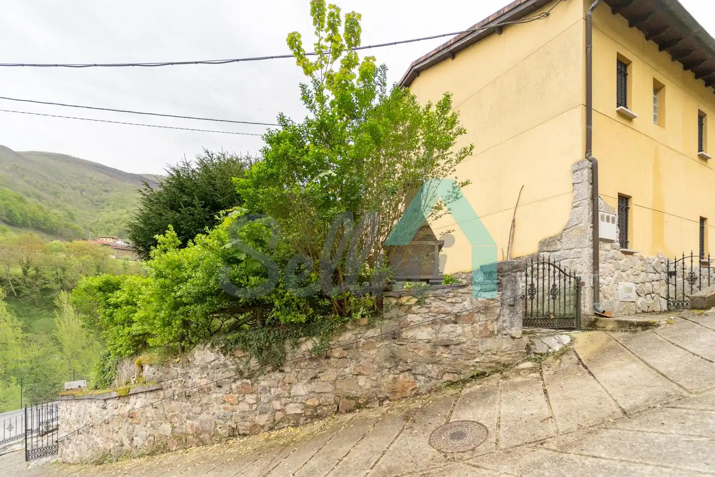 Vista exterior de Casa o chalet en venta en Quirós con Calefacción, Jardín privado y Terraza