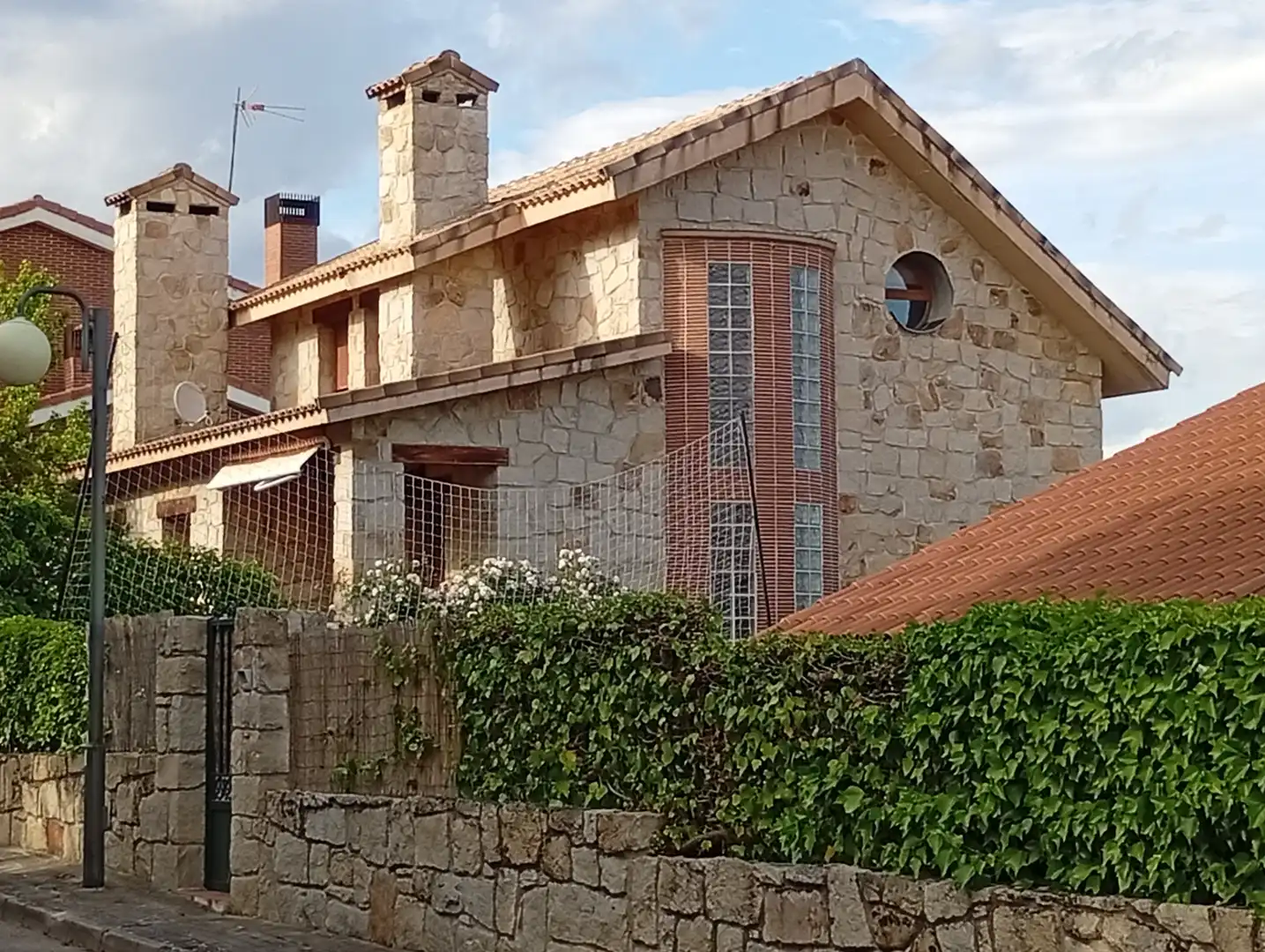 Vista exterior de Casa o xalet en venda en Guadalix de la Sierra amb Jardí privat, Terrassa i Traster