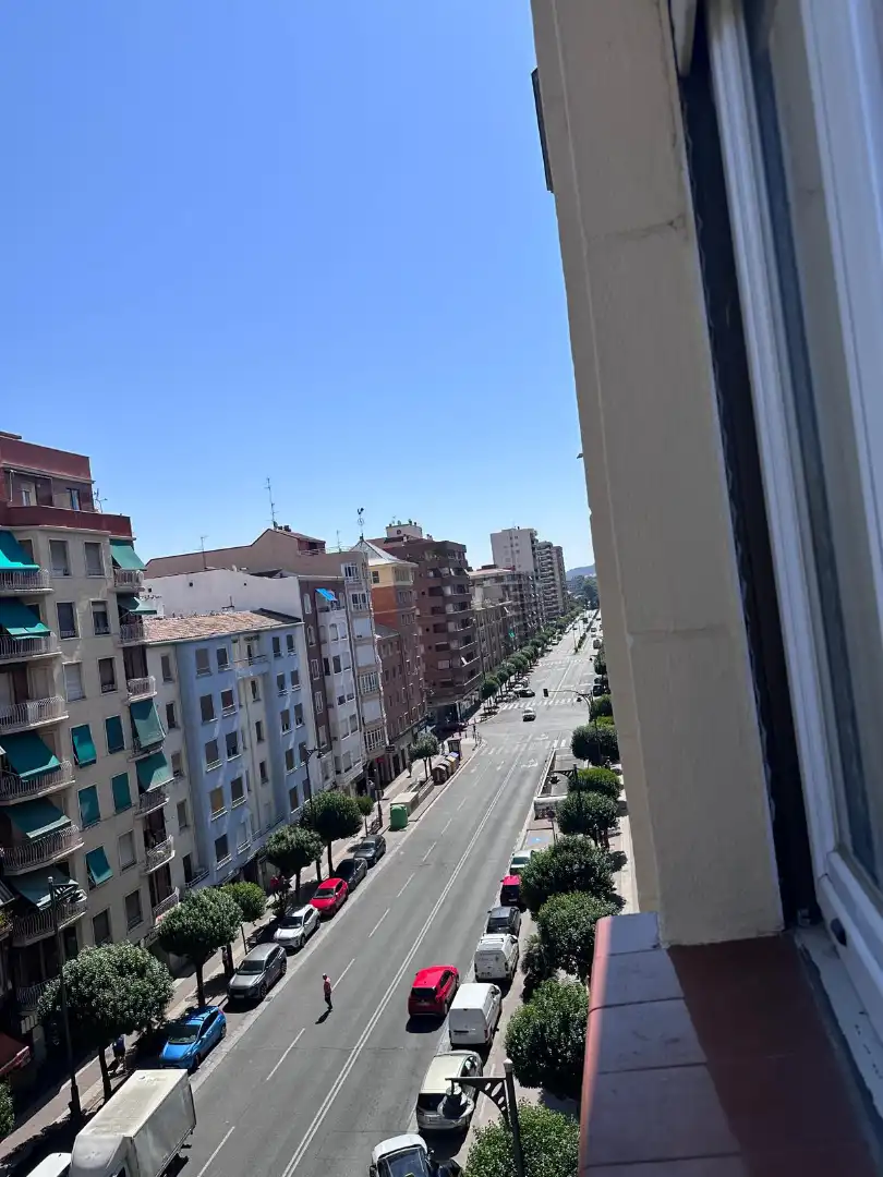 Vista exterior de Pis en venda en  Logroño amb Calefacció i Moblat