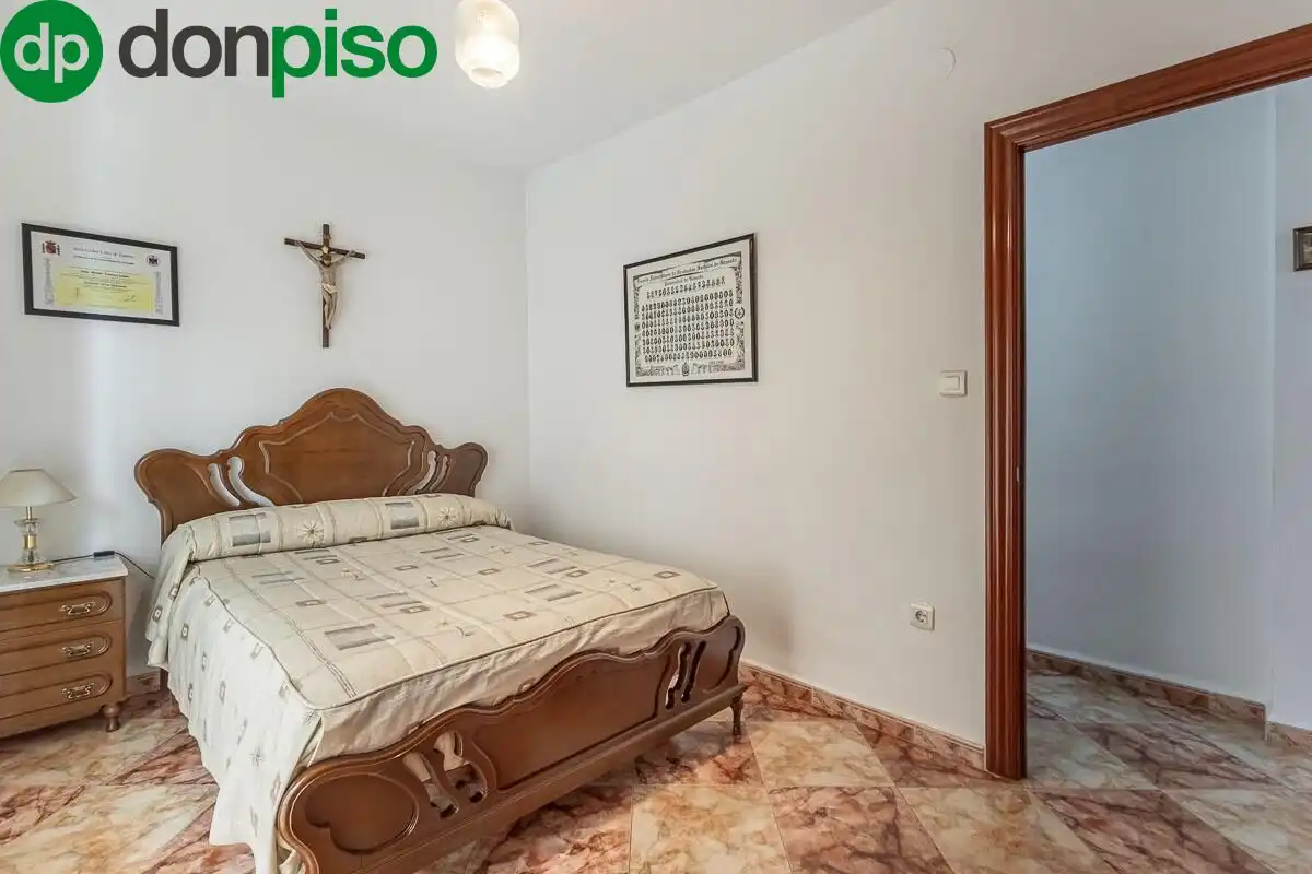 Bedroom of Flat for sale in Granada  with Air Conditioner, Heating and Terrace