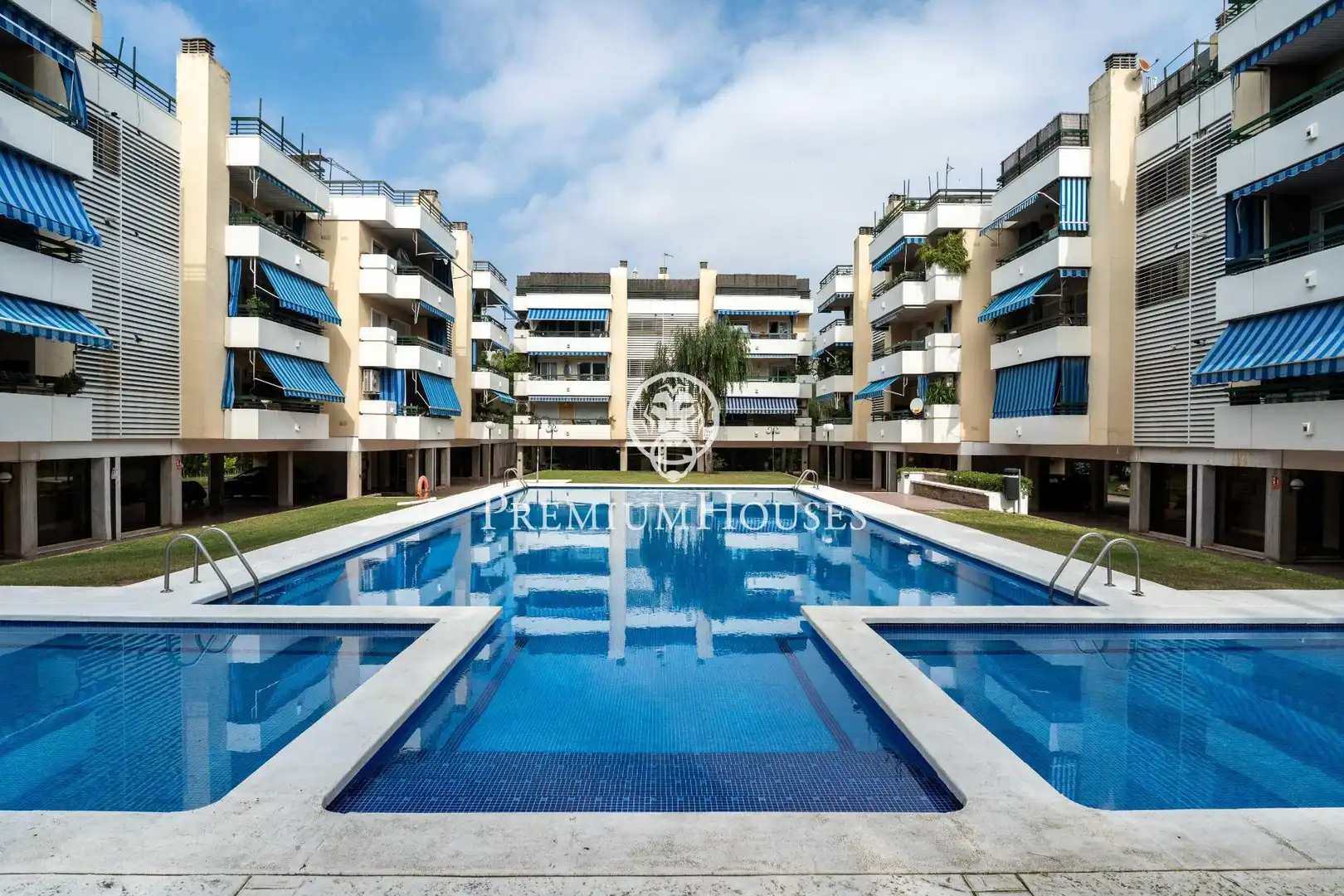 Swimming pool of Flat for sale in Gavà Mar