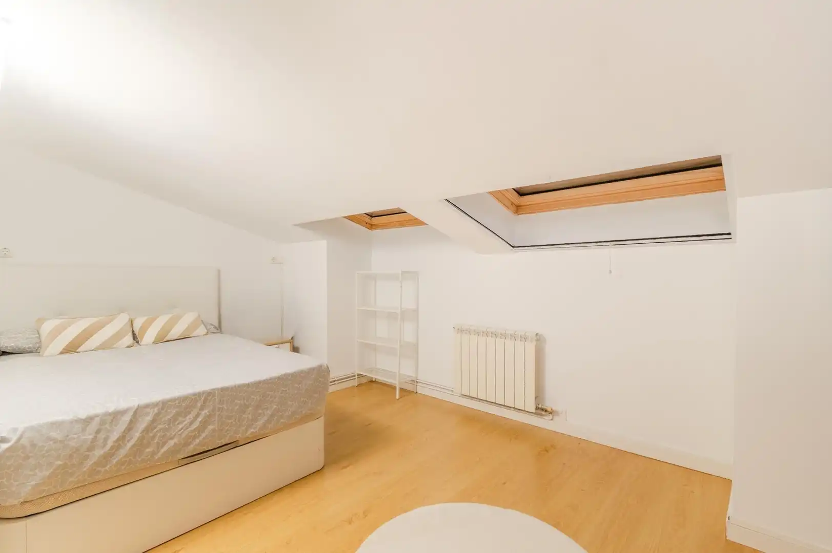 Schlafzimmer von Wohnung zum Verkauf in Salt mit Klimaanlage, Heizung und Terrasse