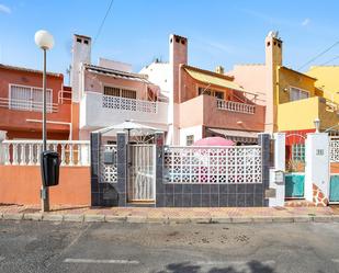 Vista exterior de Casa adosada en venda en Torrevieja amb Jardí privat, Terrassa i Balcó