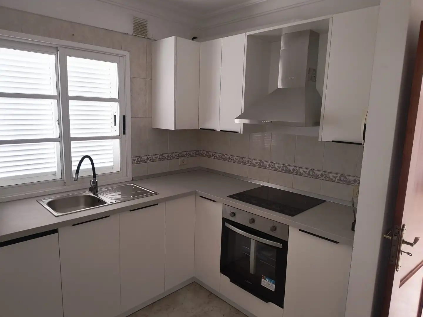 Küche von Einfamilien-Reihenhaus zum Verkauf in Puerto de la Cruz mit Abstellraum, Ofen und Balkon