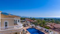 Vista exterior de Casa o xalet en venda en L'Alfàs del Pi amb Aire condicionat i Piscina