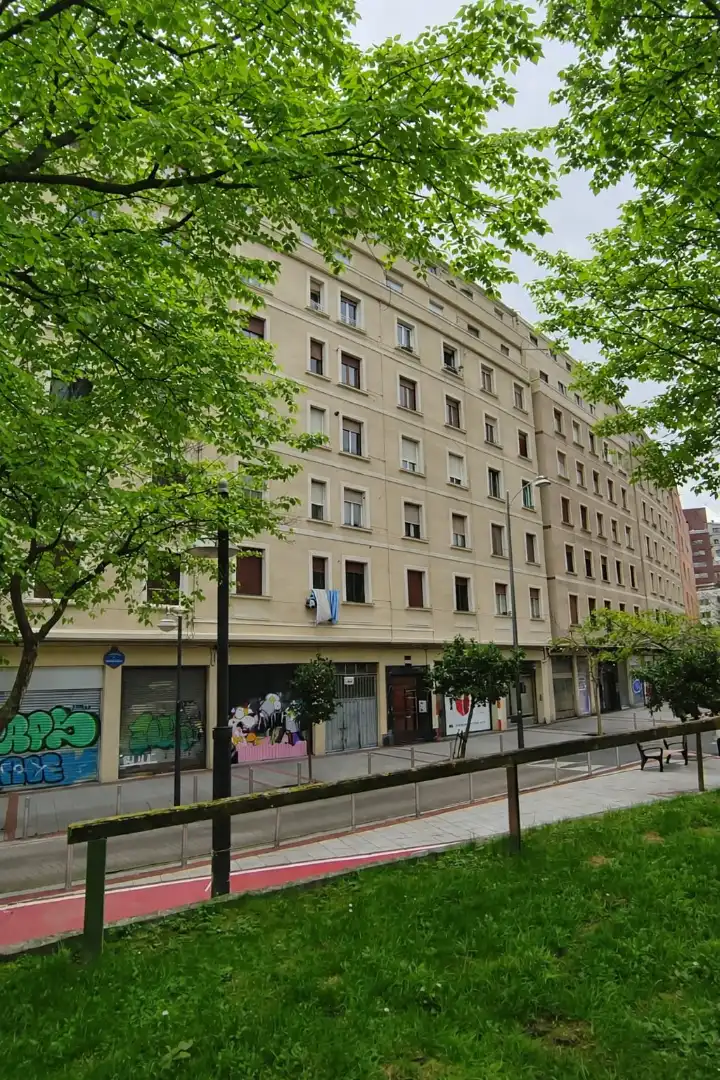 Vista exterior de Pis en venda en Bilbao  amb Calefacció