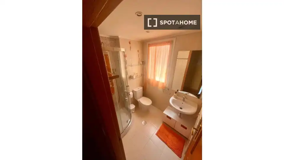 Bathroom of Flat for share in Madrid  with Air Conditioner, Heating and Terrace