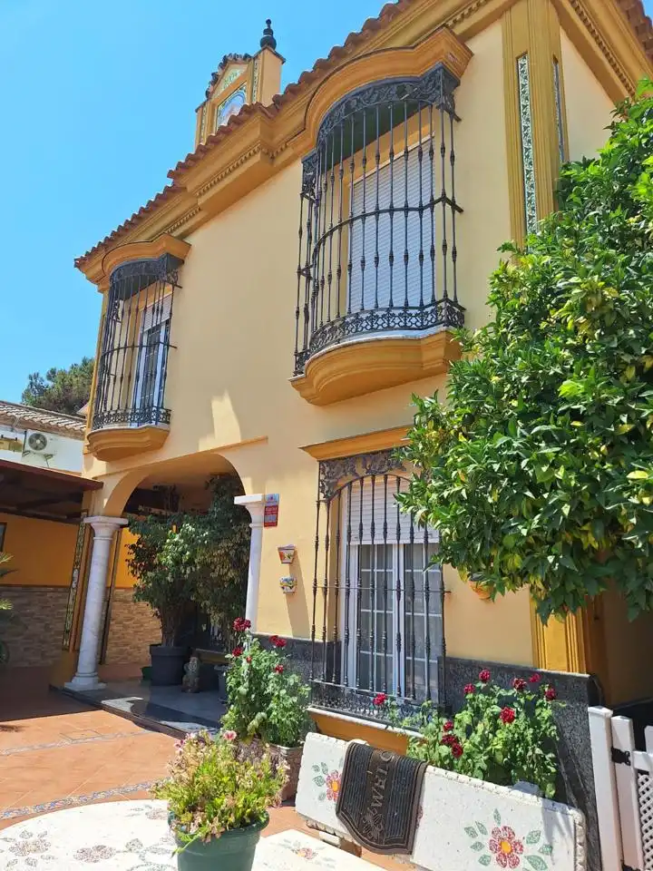 Vista exterior de Casa o chalet en venta en Alcalá de Guadaira con Aire acondicionado, Jardín privado y Terraza