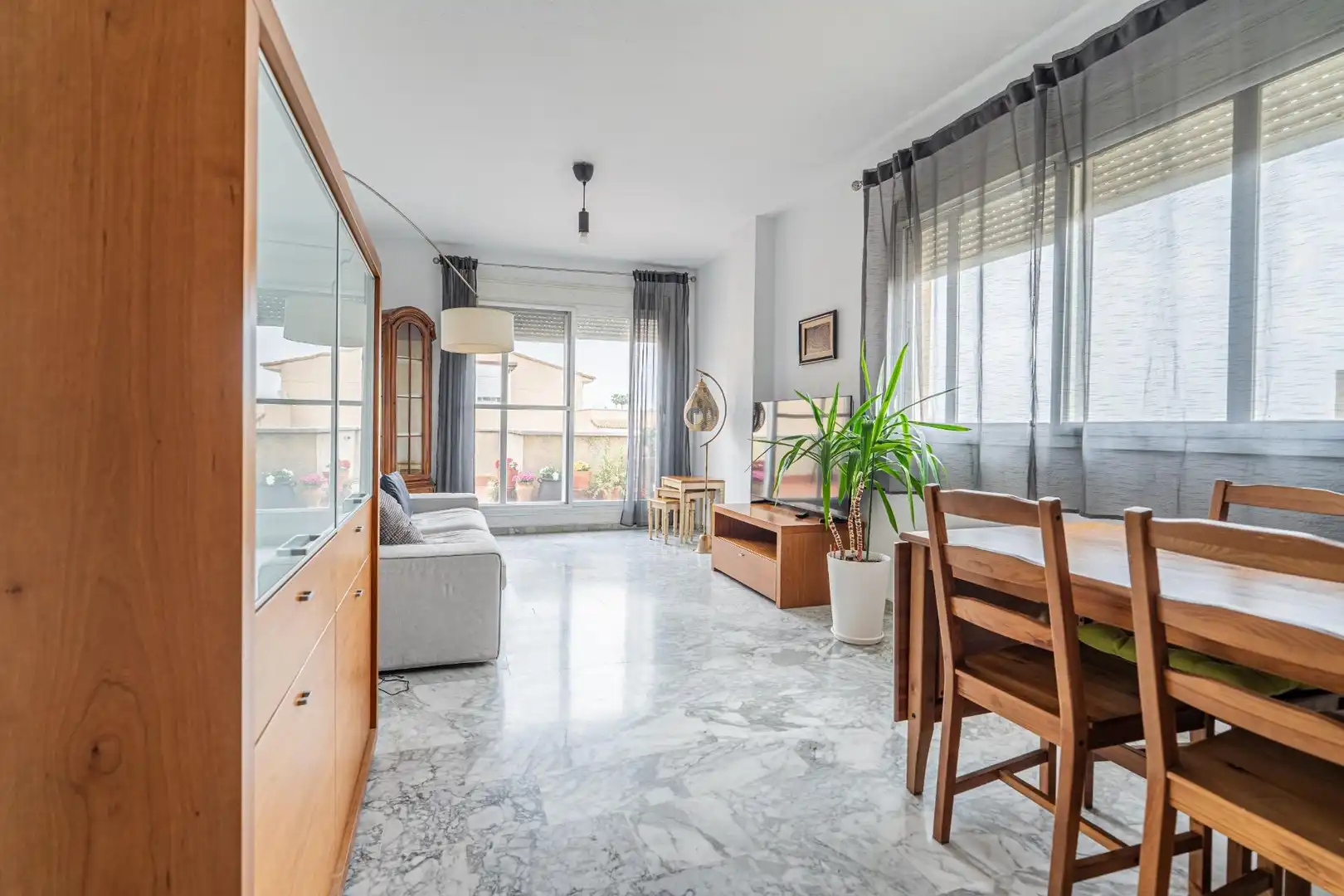 Vista exterior de Ático en venta en Tomares con Terraza y Piscina comunitaria