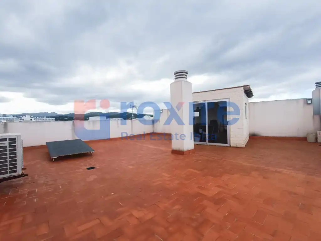Terrasse von Dachboden zur Miete in Sant Josep de sa Talaia mit Klimaanlage, Heizung und Privatgarten