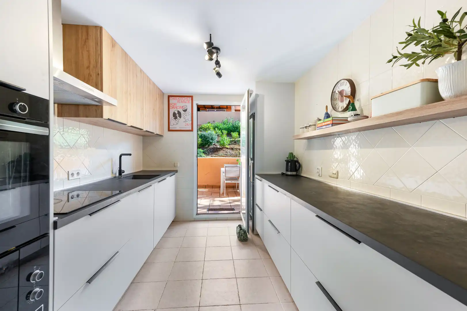 Cuina de Apartament en venda en Marbella amb Terrassa, Traster i Piscina