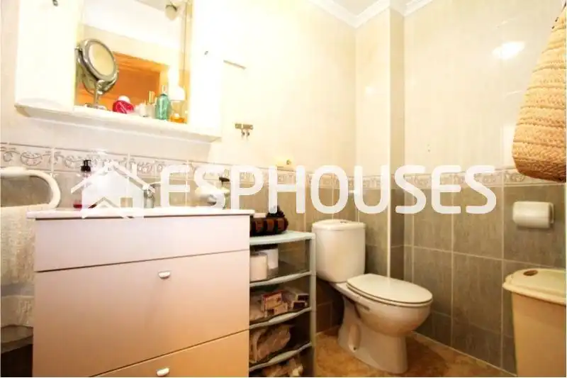 Baño de Apartamento en venta en Guardamar del Segura con Terraza y Balcón