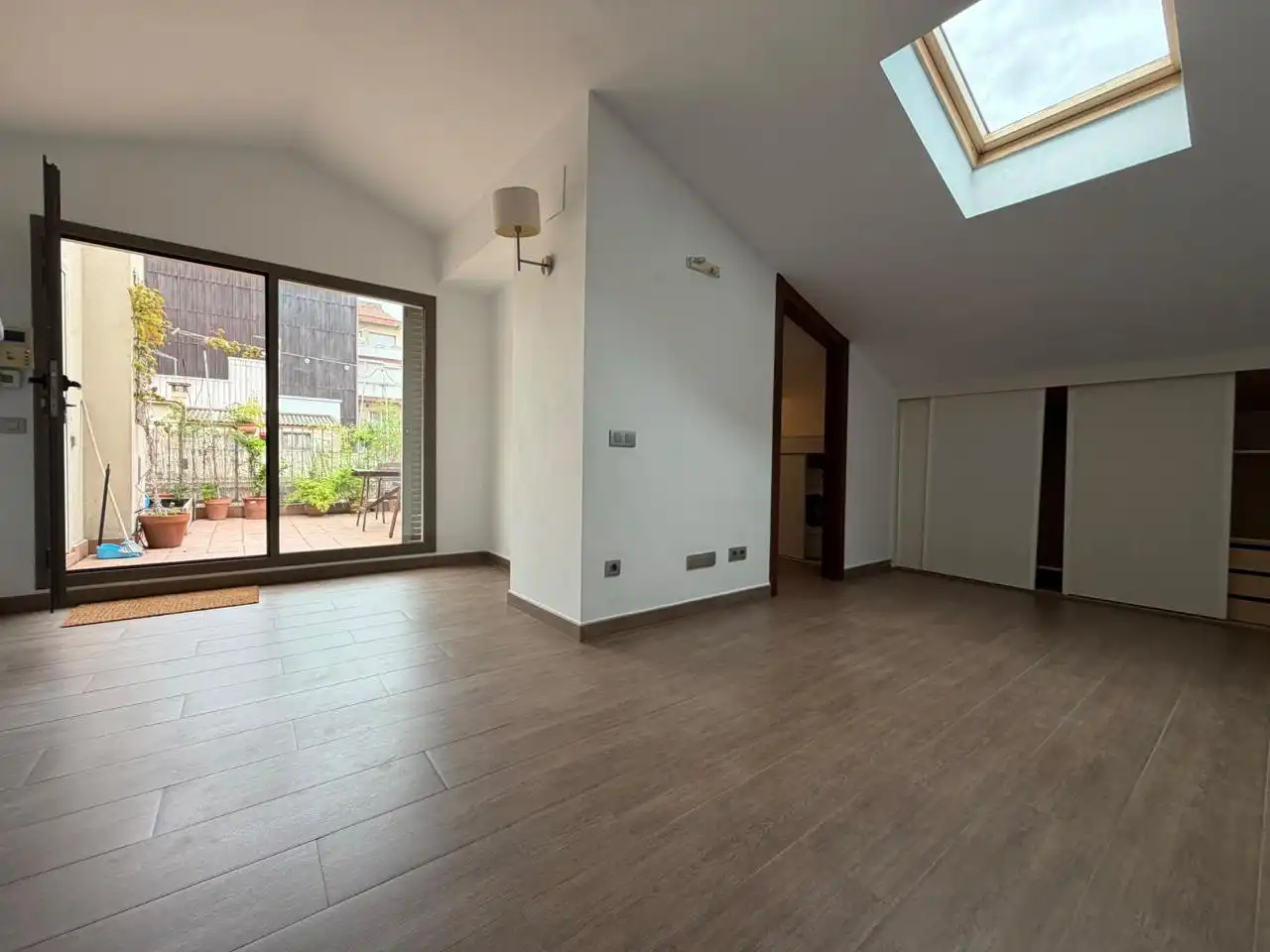 Living room of Attic for rent in Barcelona  with Air Conditioner, Parquet flooring and Terrace