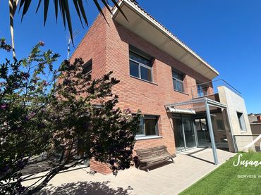 Xalet amb balcó en venda a Abrera