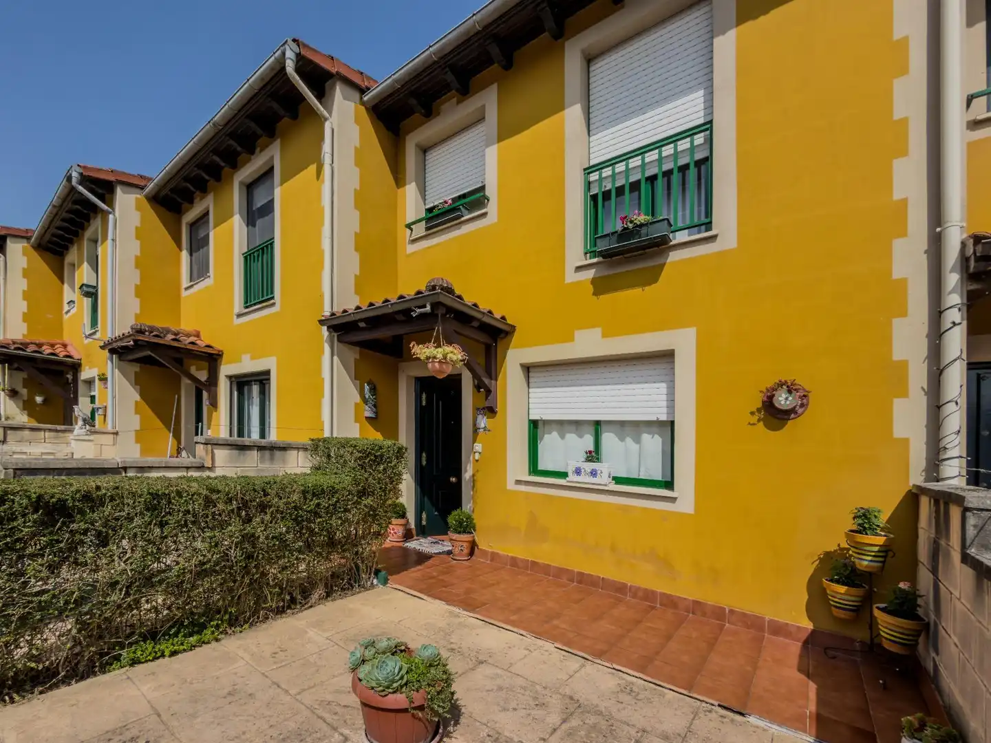 Vista exterior de Casa adosada en venda en Villafufre amb Calefacció i Jardí privat