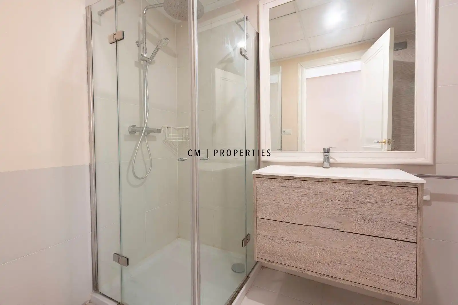 Baño de Piso en venta en Valencia con Aire acondicionado, Amueblado y Balcón