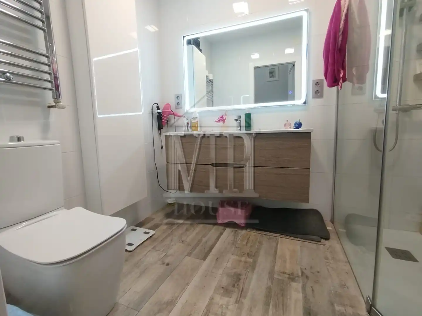 Badezimmer von Einfamilien-Reihenhaus zum Verkauf in Badalona mit Klimaanlage, Heizung und Parkett