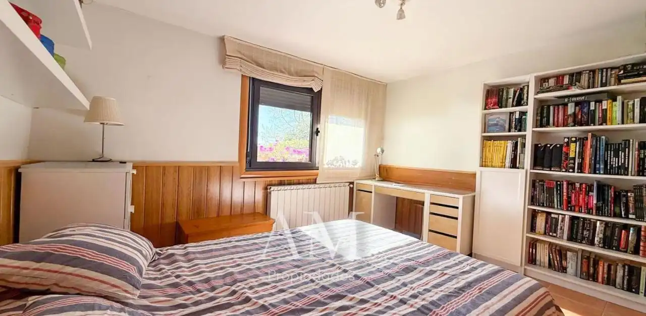 Habitación de Casa o chalet en venta en Vigo  con Calefacción, Jardín privado y Terraza