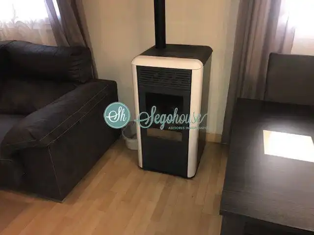Living room of Flat for sale in Segovia  with Heating, Storage room and Furnished