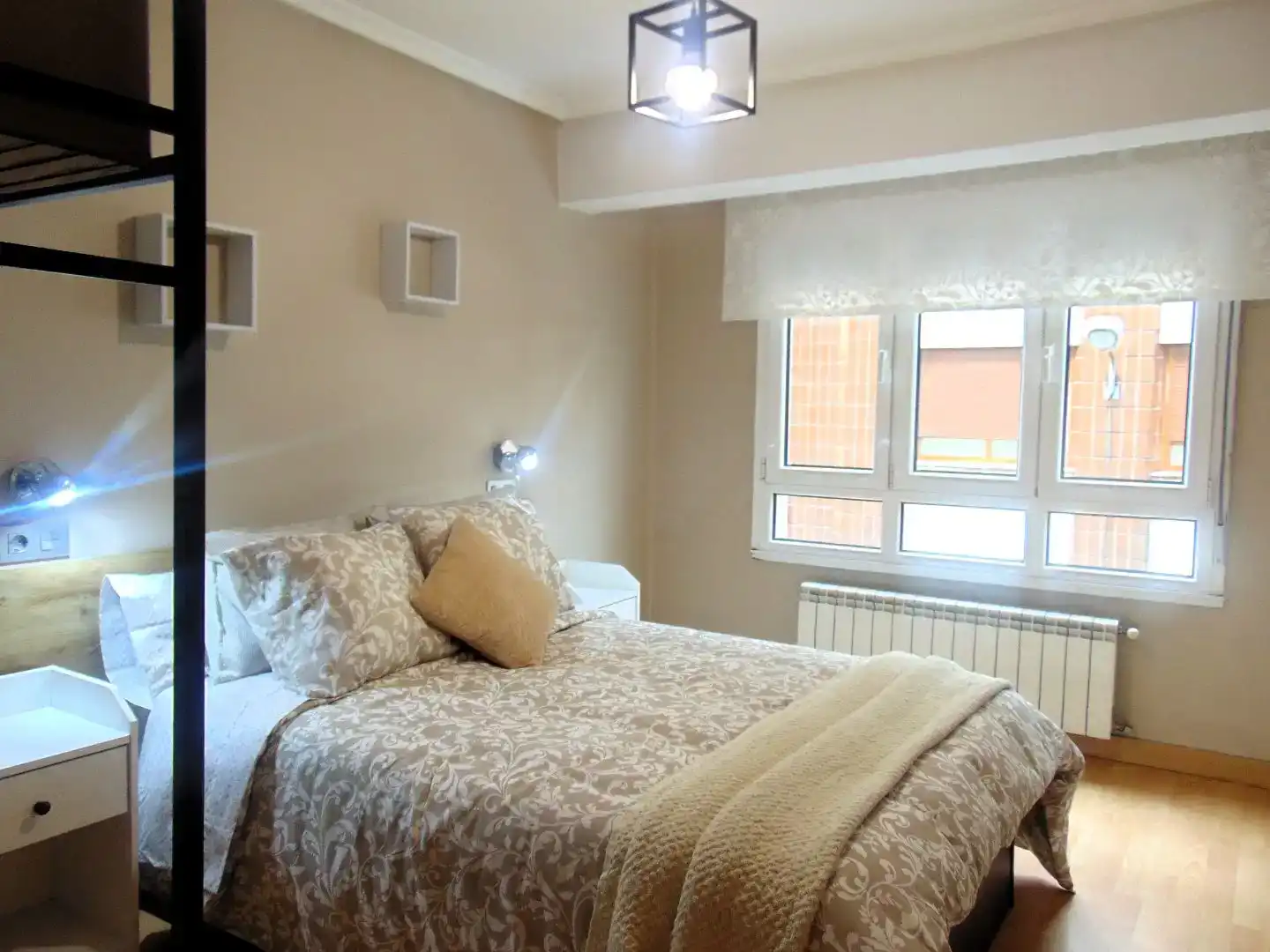 Schlafzimmer von Wohnung zur Miete in Lena mit Parkett und Möbliert