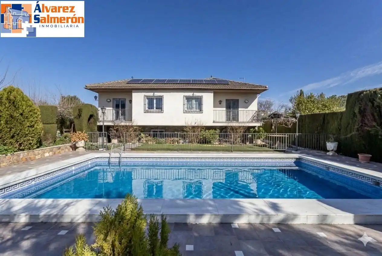 Chalet con piscina en venta en Atarfe