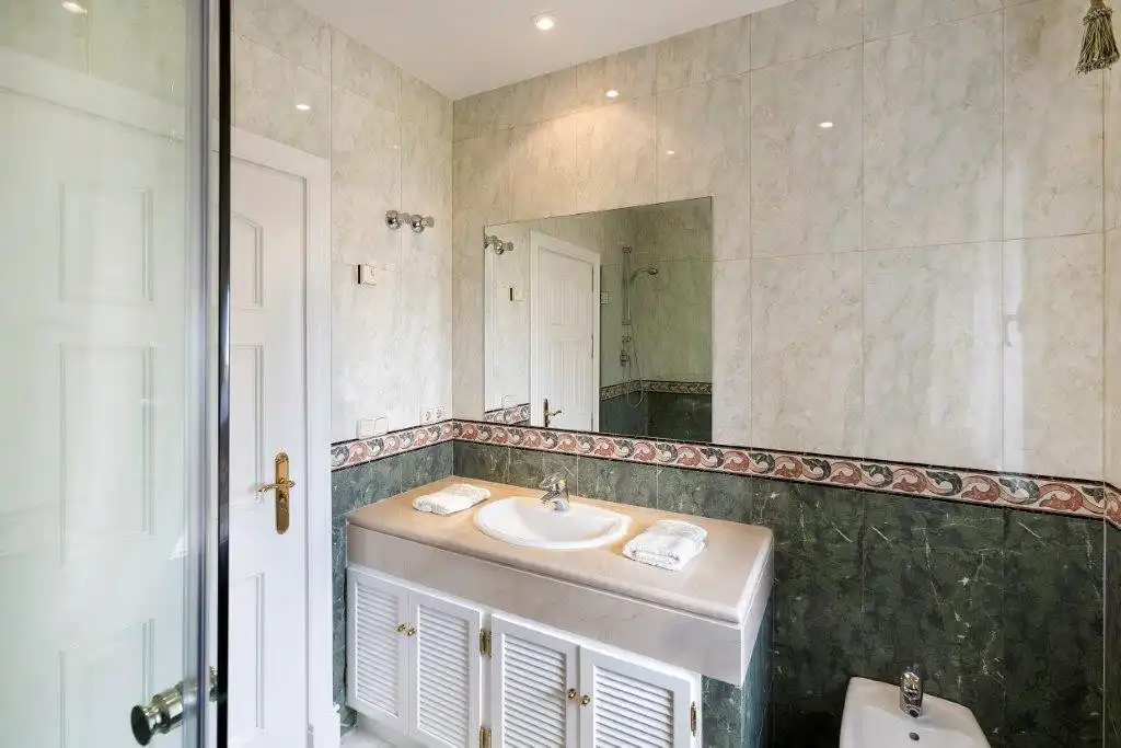 Baño de Casa o chalet en venta en Benahavís con Aire acondicionado, Calefacción y Terraza