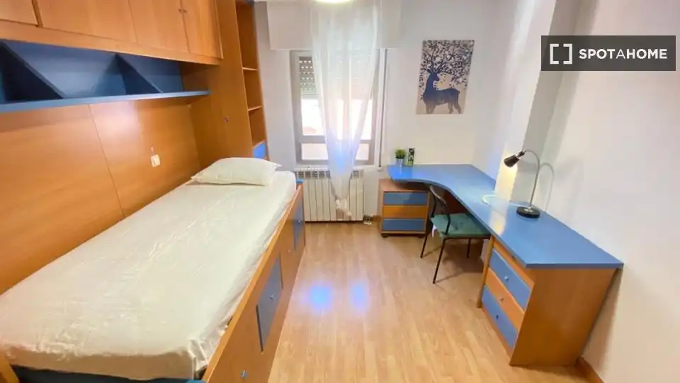 Dormitori de Pis de lloguer en Madrid amb Aire condicionat, Calefacció i Moblat