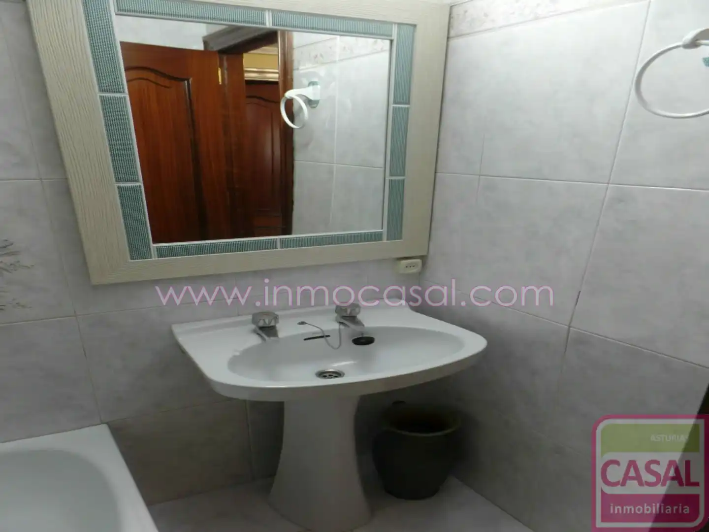 Bathroom of Flat for sale in Oviedo   with Heating, Terrace and Furnished