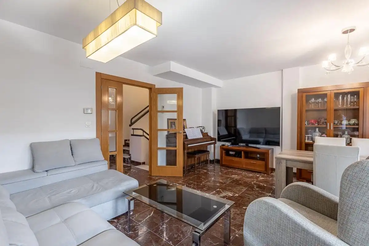 Sala de estar de Casa adosada en venta en Armilla con Calefacción, Terraza y Amueblado