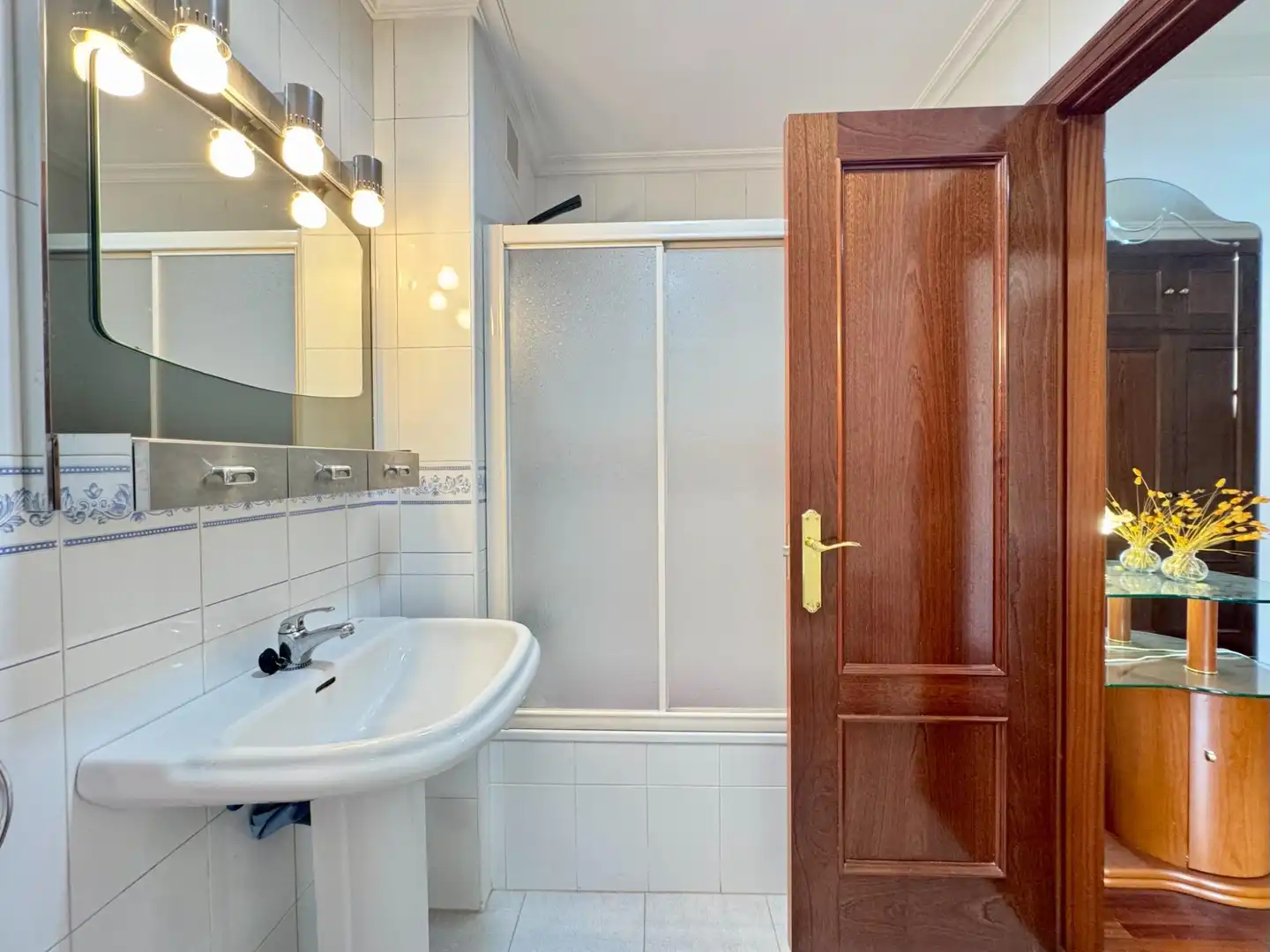 Bathroom of Flat for sale in Baiona  with Parquet flooring, Terrace and Storage room