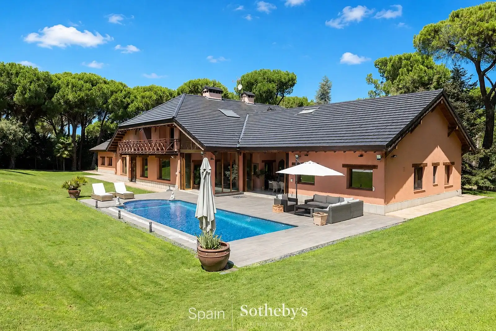 Vista exterior de Casa o chalet en venta en Pozuelo de Alarcón con Aire acondicionado, Calefacción y Jardín privado