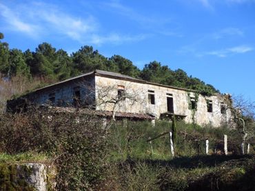 Maison rustique avec balcon à vendre à As Neves