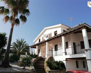 Vista exterior de Casa o xalet en venda en La Alcaidesa amb Aire condicionat, Terrassa i Traster