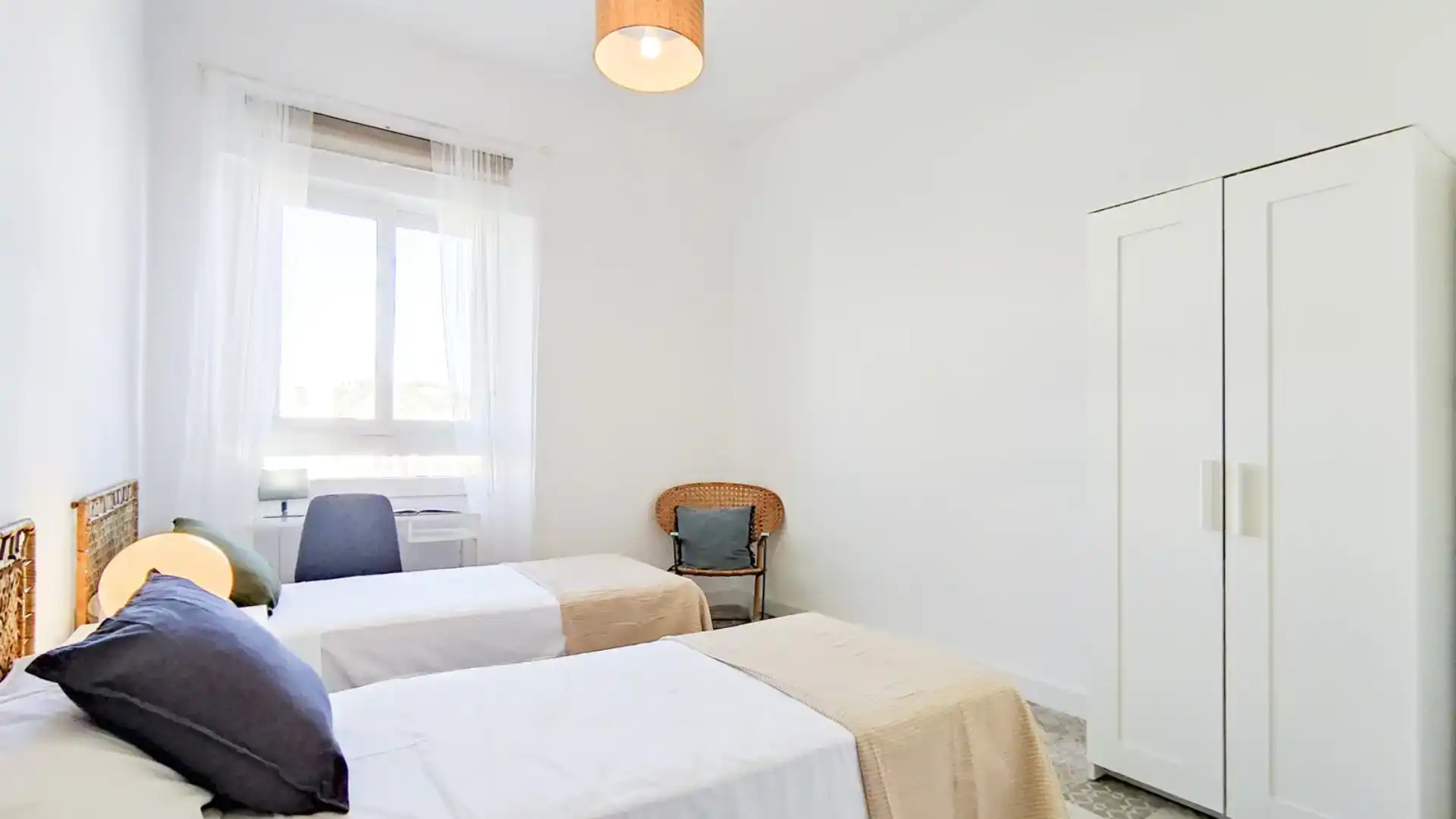Schlafzimmer von Dachboden zur Miete in Málaga mit Klimaanlage, Abstellraum und Möbliert