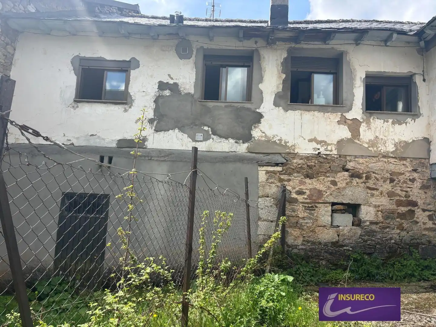Vista exterior de Casa o xalet en venda en Cabrillanes amb Calefacció, Jardí privat i Traster