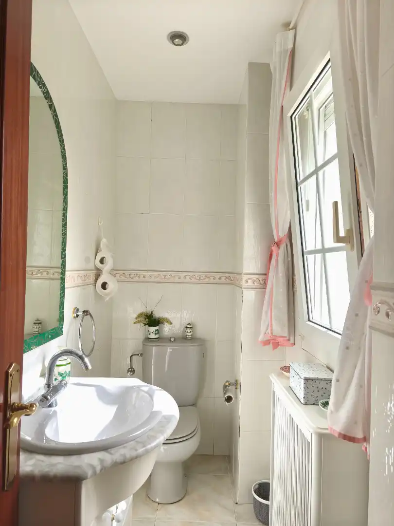 Bany de Casa o xalet en venda en Santiago de Compostela  amb Calefacció, Jardí privat i Terrassa