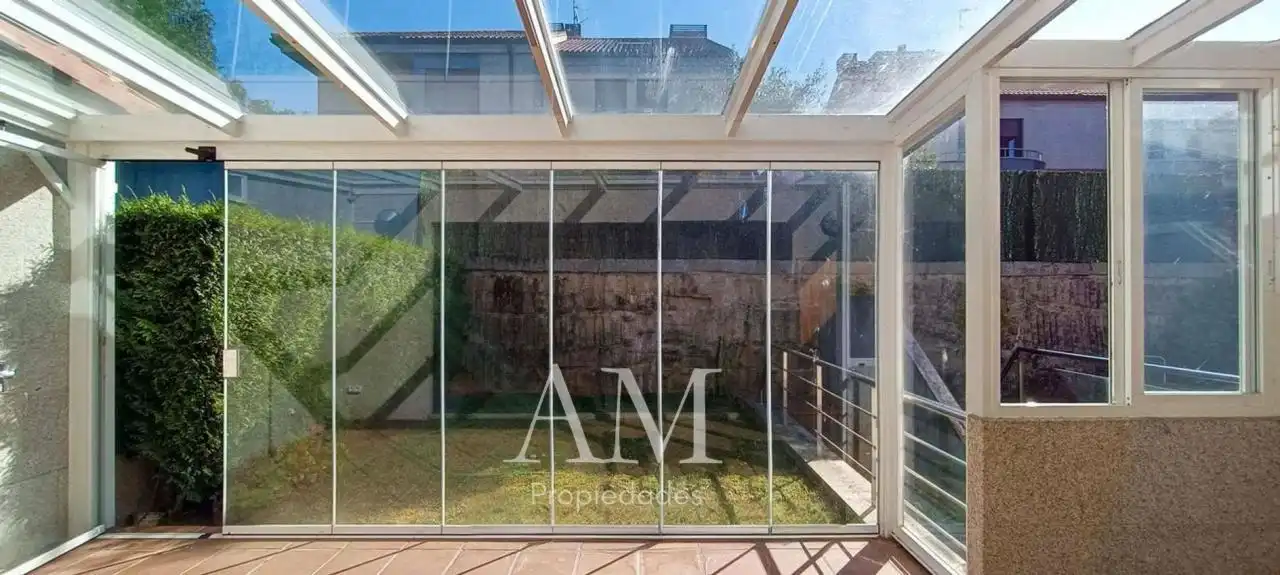 Terrassa de Casa o xalet en venda en Vigo  amb Calefacció, Jardí privat i Terrassa