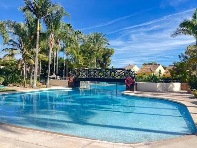 Swimming pool of Flat for sale in Marbella  with Air Conditioner, Heating and Private garden