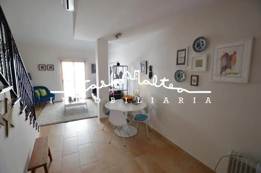 Sala d'estar de Dúplex de lloguer en Altea amb Aire condicionat, Traster i Moblat