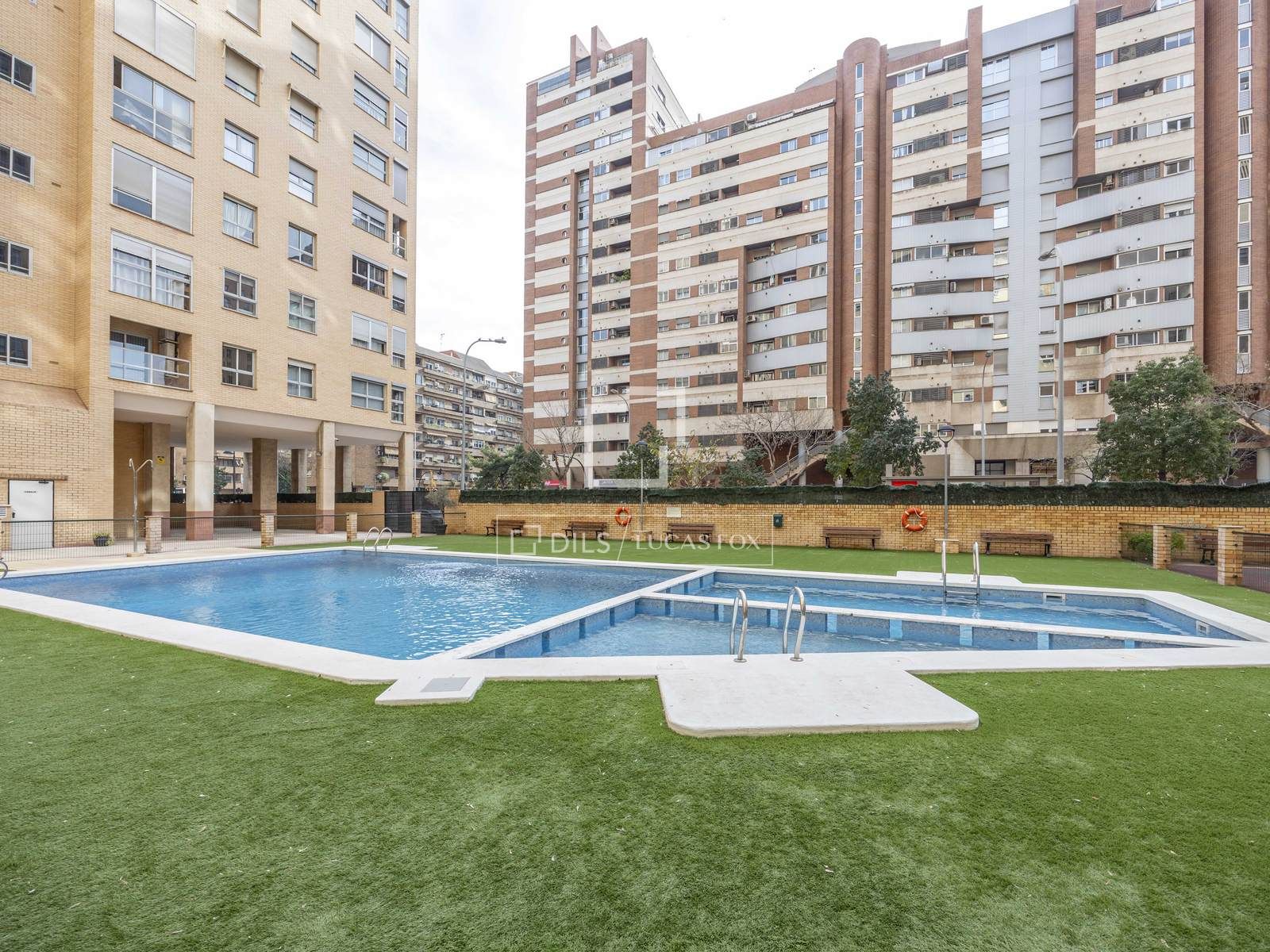 Swimming pool of Flat for sale in  Valencia Capital  with Air Conditioner, Heating and Parquet flooring